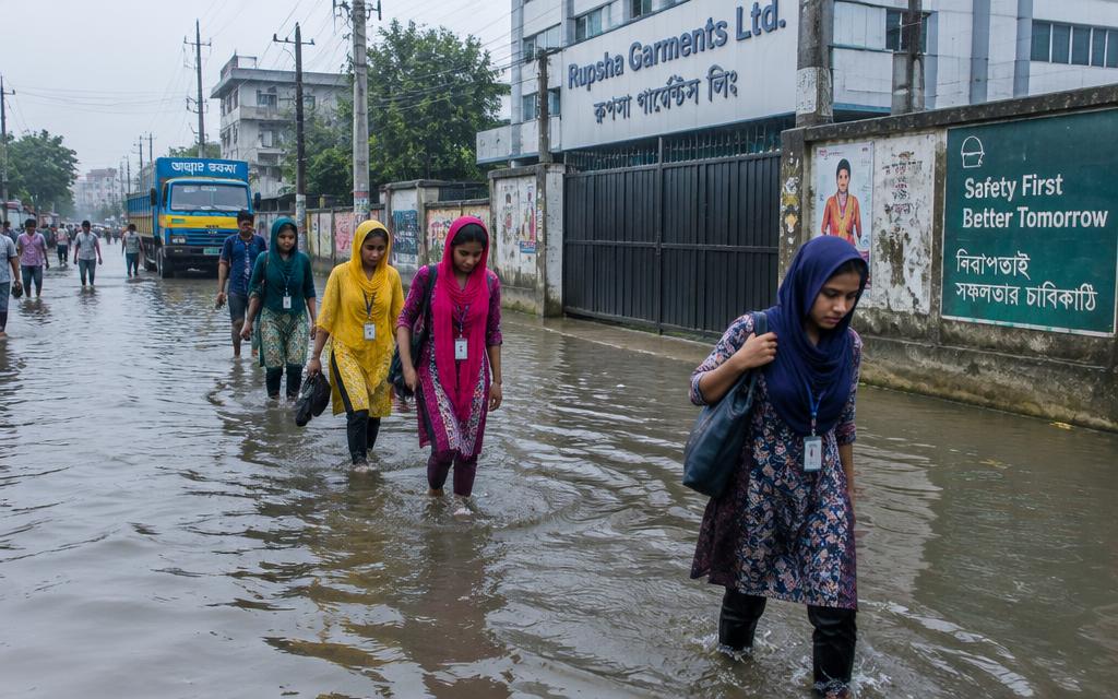 শিল্পাঞ্চলে জলাবদ্ধতা: হাঁটুপানি মাড়িয়ে কর্মস্থলে শ্রমিকরা